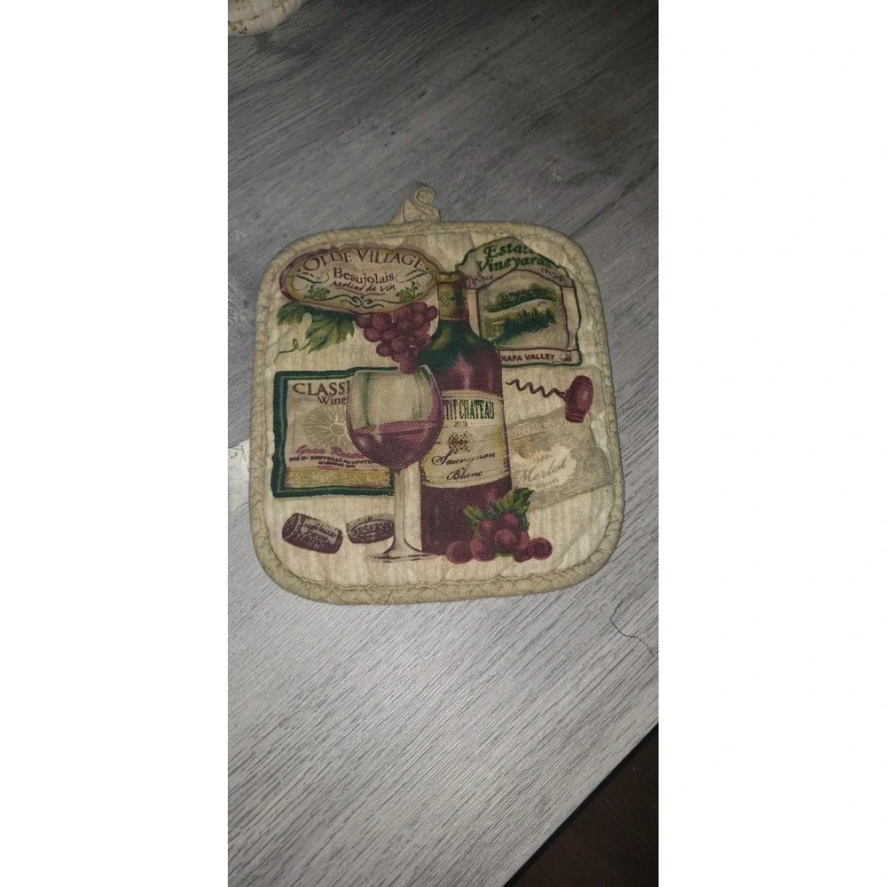 Vintage Style Kitchen Set Oven Mitt and Potholders Hen Wine Floral 4pc Mixed Lot
